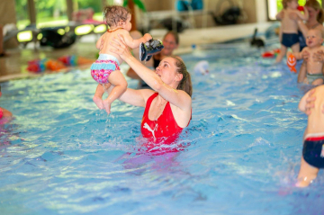 Aquafitness mit Baby und hoch die Arme